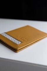 Porta pasaporte Meki color MOSTAZA
