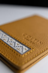 Porta pasaporte Meki color MOSTAZA